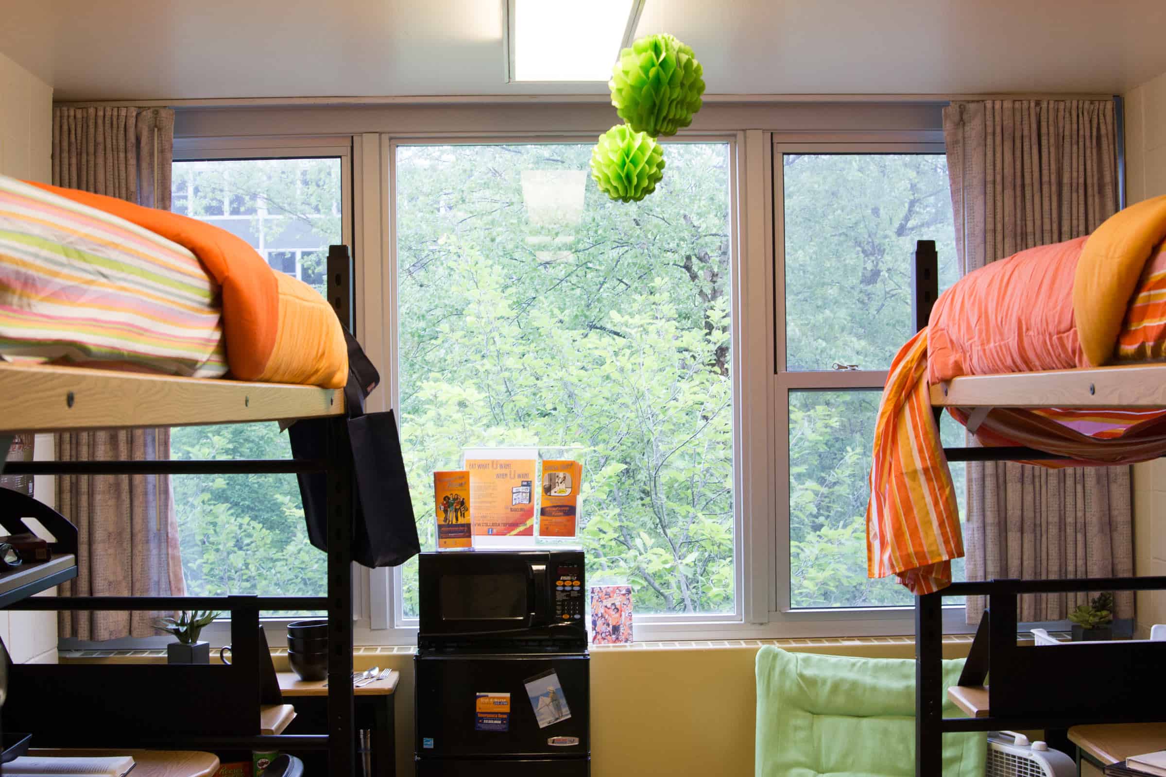 Pros and Cons of Living In a College Dorm