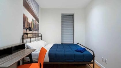 Queen-size bed no table / full-size bed and desk