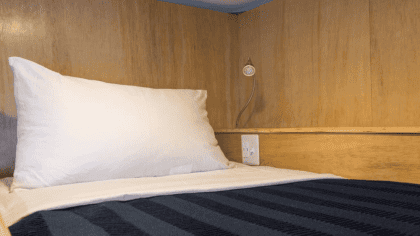 Habitación compartida con camas cápsula