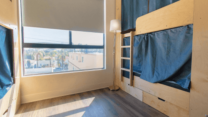 Habitación compartida con camas cápsula